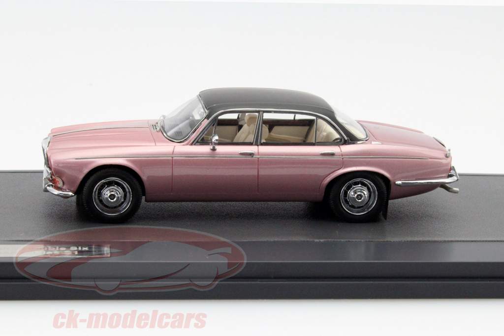 Daimler Double Six Vanden Plas S1 Baujahr 1973 pink metallic 1:43 Matrix