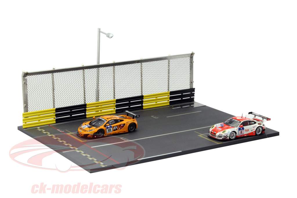 Racetrack Diorama Set Starting / Finish Line 1:43 Tiny