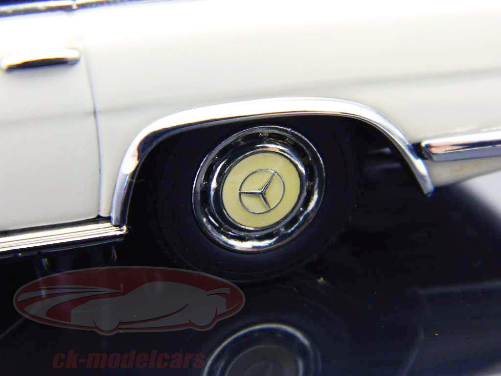 Mercedes-Benz 600 LWB (W100) Pullman белый / белый AutoArt 1:43