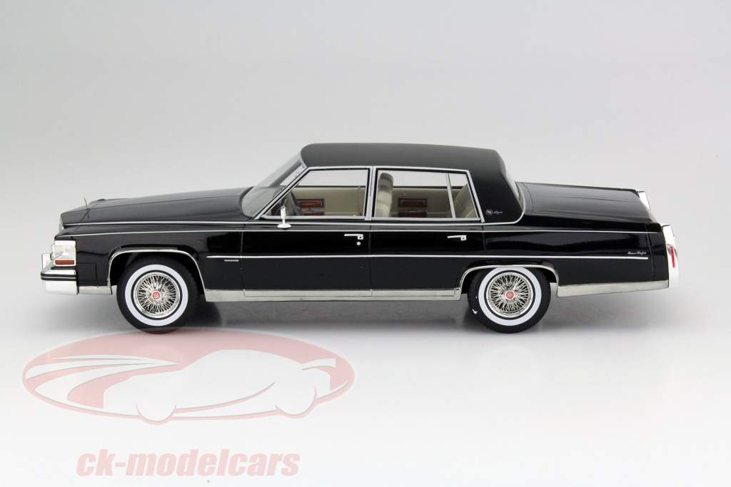 Cadillac Fleetwood Brougham Baujahr 1982 schwarz 1:18 BoS-Models
