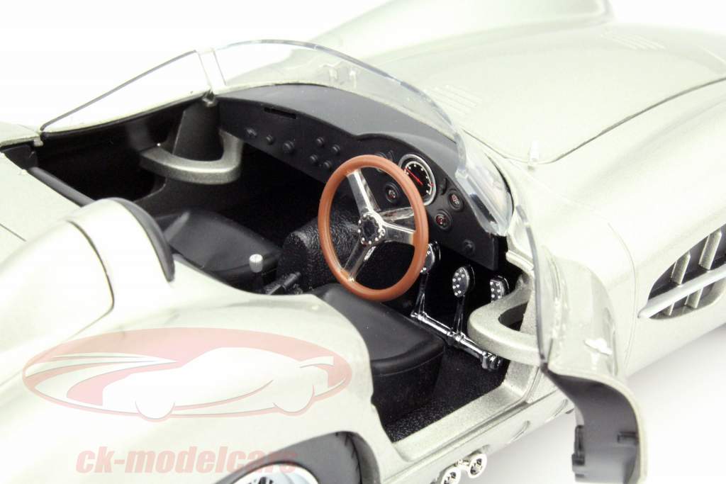 Aston Martin DBR1 イヤー 1959 銀 1:18 ShelbyCollectibles