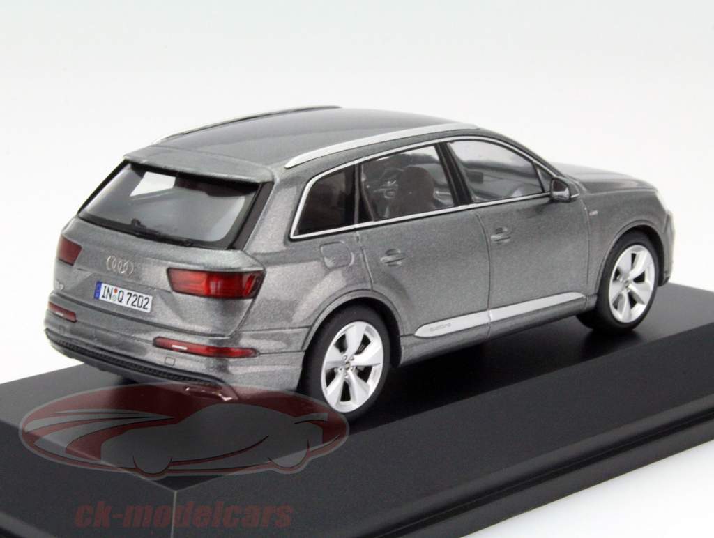 Audi Q7 Baujahr 2015 graphit grau 1:43 Spark