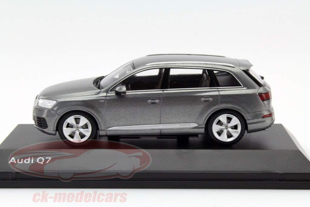 Audi Q7 Baujahr 2015 graphit grau 1:43 Spark