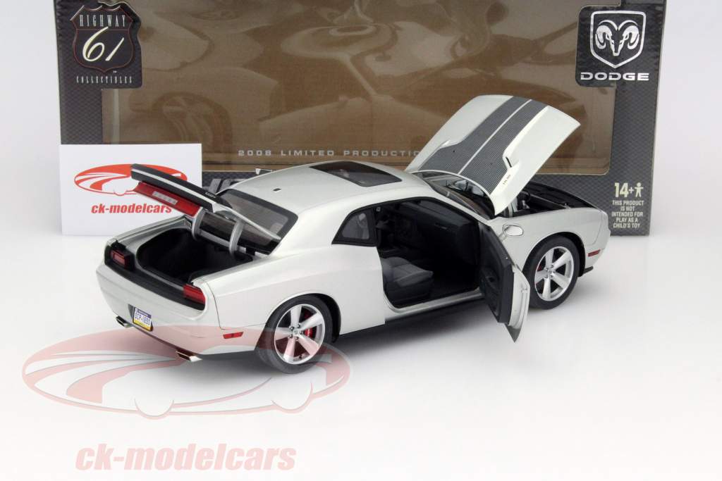 Dodge Challenger SRT8 Año 2008 plata 1:18 Highway 61