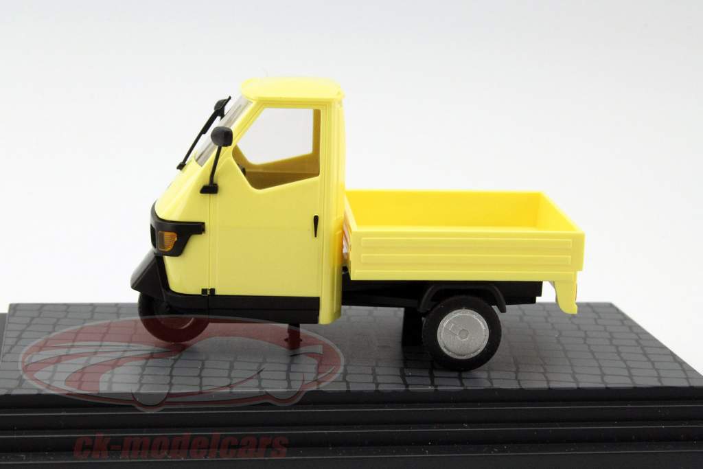 Piaggio Ape 50 geel 1:43 Busch