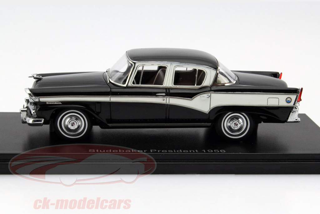 Studebaker President Jaar 1956 zwart / wit 1:43 Neo