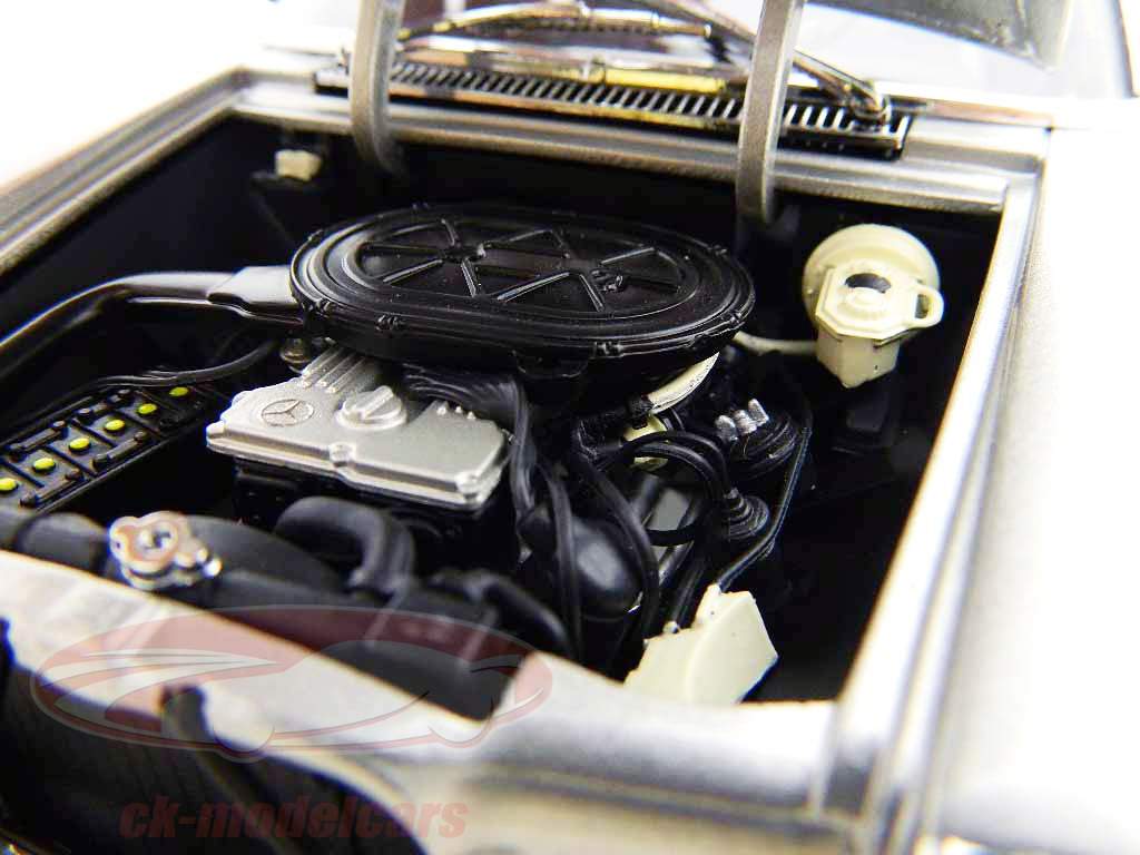 Mercedes-Benz Strich 8 280C クーペ 銀食器 メタリック 1:18 SunStar
