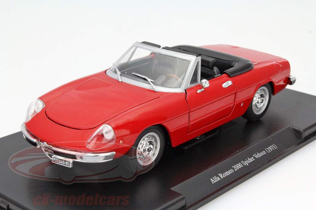 Alfa Romeo 2000 Spider Veloce год 1971 красный 1:24 Leo Models
