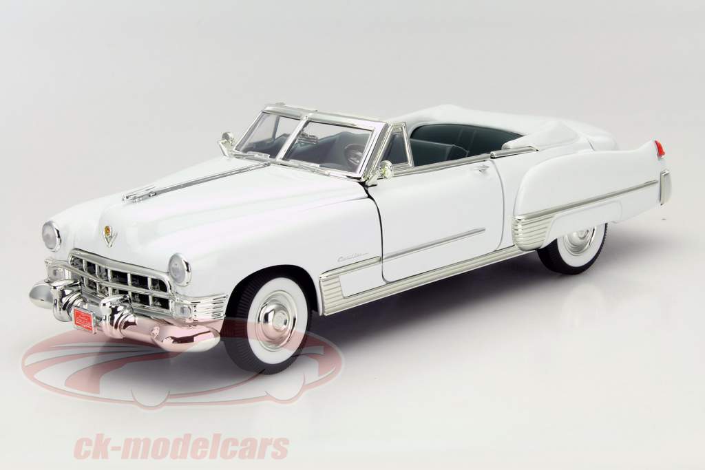 ミニカー Cadillac 1949 Coupe de Ville 1:18 1949 Cadillac Coupe DeVille 1:18-Scale Diecast Car Featuring