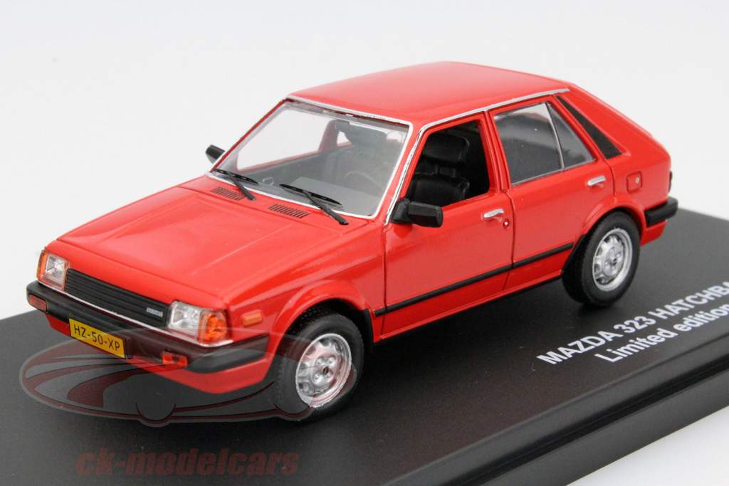 Mazda 323 Hatchback anno 1982 rosso 1:43 Triple9