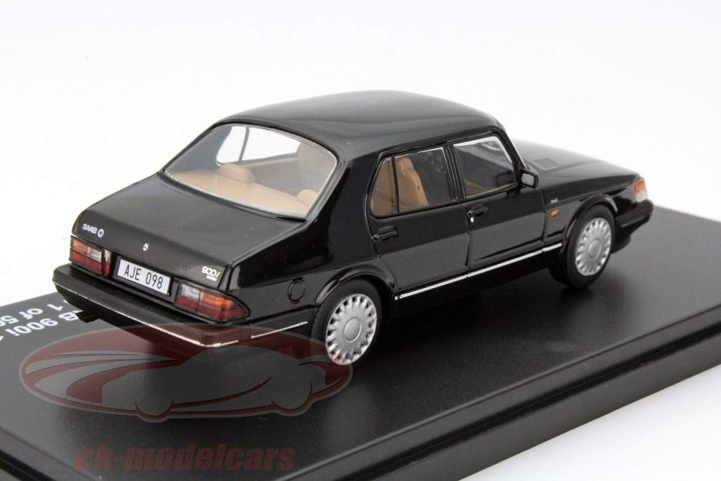 Saab 900i jaar 1987 zwart 1:43 Triple9