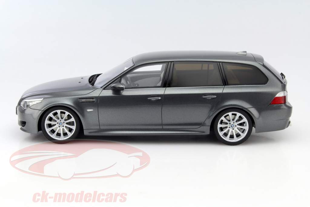 BMW M5 (E61) Touring année 2007 argent 1:18 OttOmobile