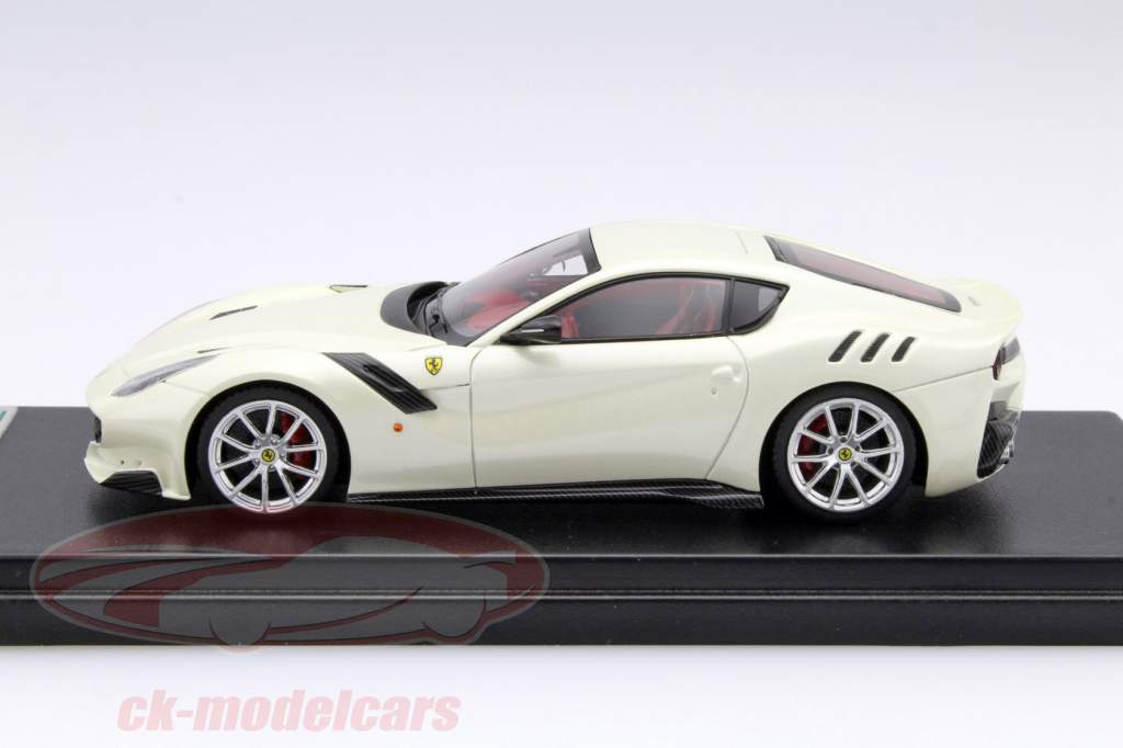 Ferrari F12 TDF jaar 2015 wit 1:43 LookSmart