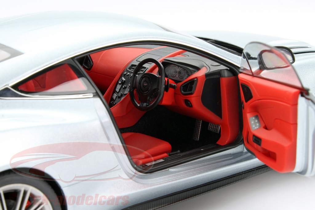 Aston Martin Vanquish год 2015 Skyfall серебряный 1:18 AUTOart