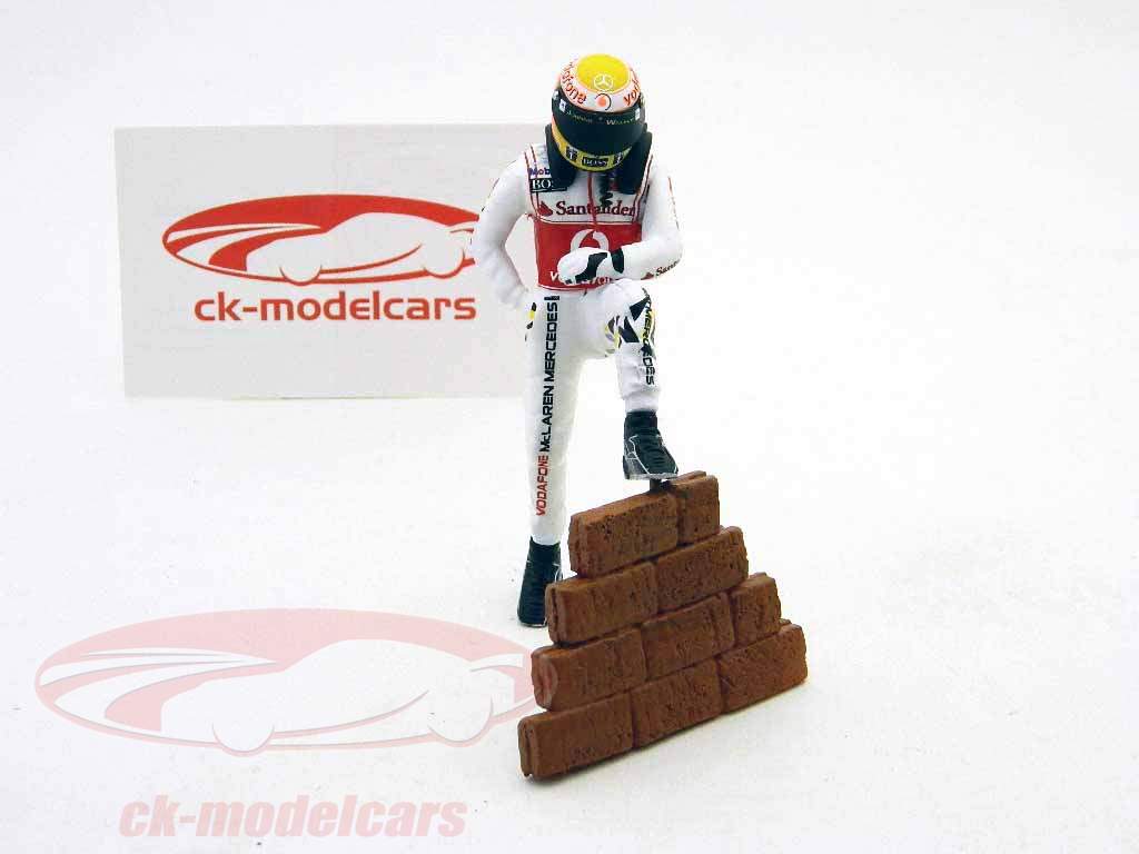 L. Hamilton Fahrerfigur Formel 1 2011 stehend an der Mauer 1:18 TopMo