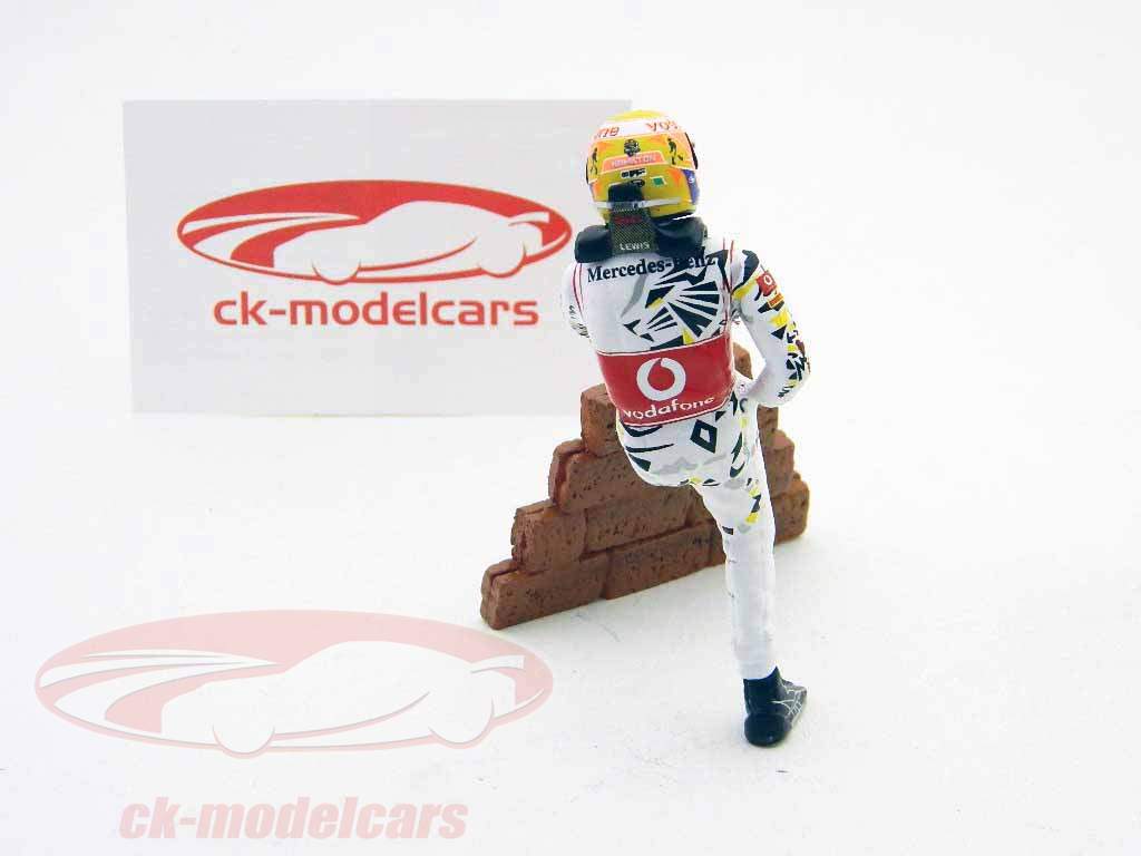 L. Hamilton Fahrerfigur Formel 1 2011 stehend an der Mauer 1:18 TopMo