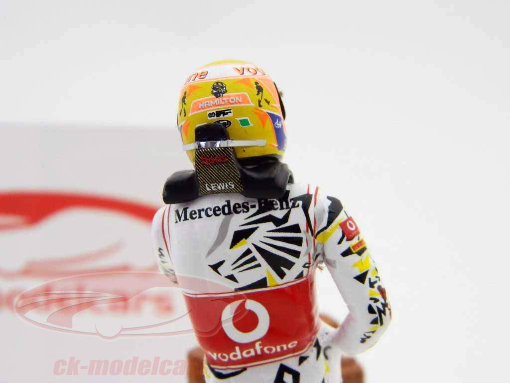 L. Hamilton Fahrerfigur Formel 1 2011 stehend an der Mauer 1:18 TopMo