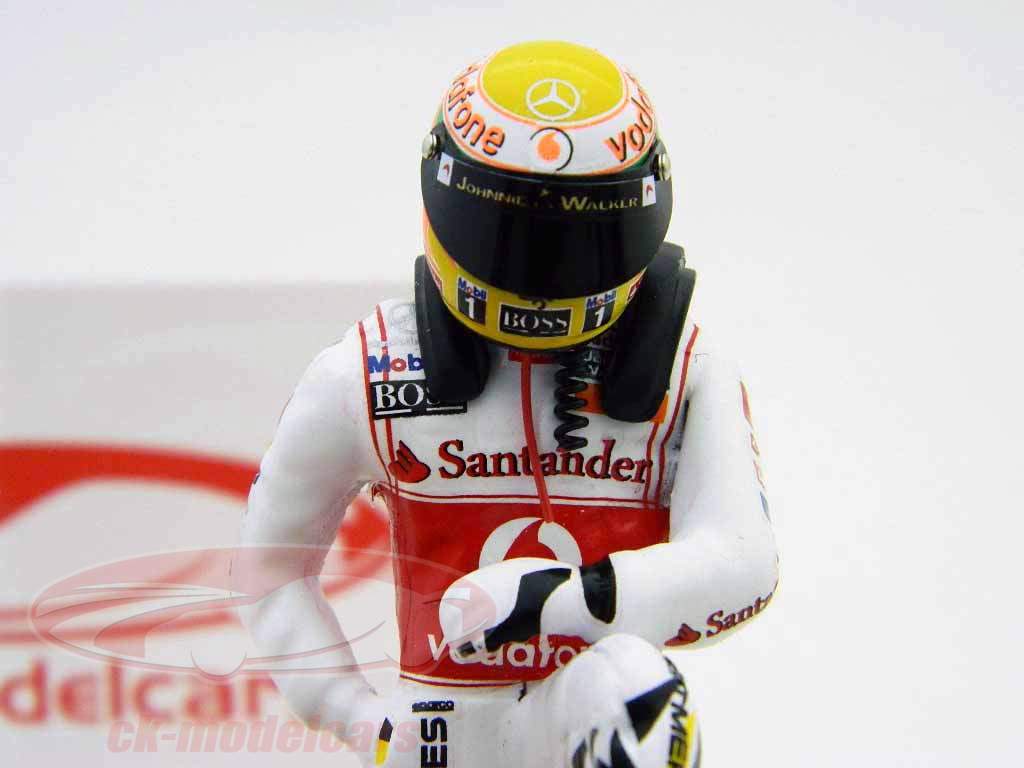 L. Hamilton Fahrerfigur Formel 1 2011 stehend an der Mauer 1:18 TopMo