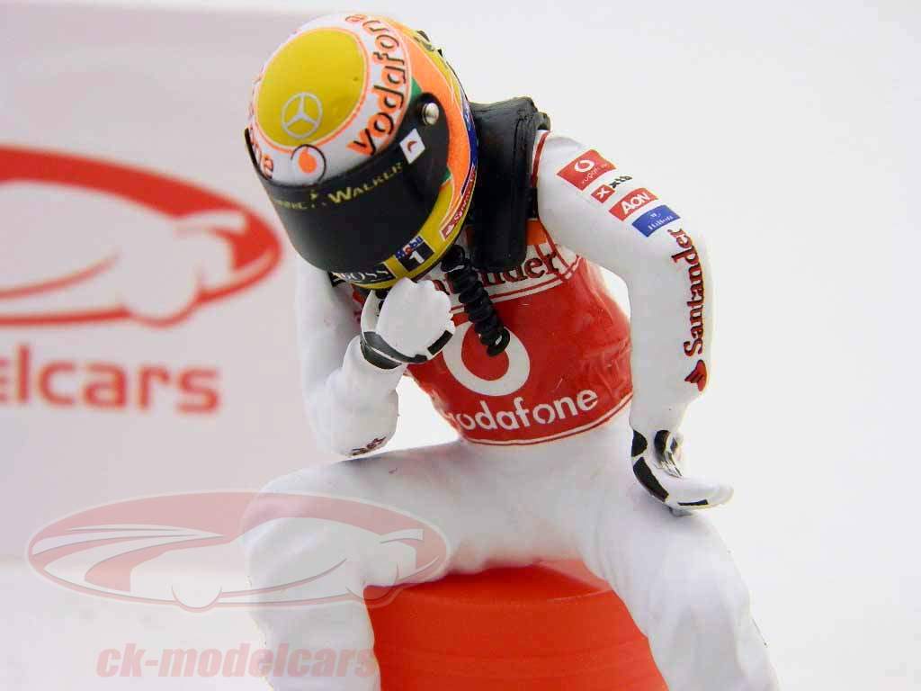 La figure L. Hamilton pilote assis Formule 1 2011 1:18 TopMo