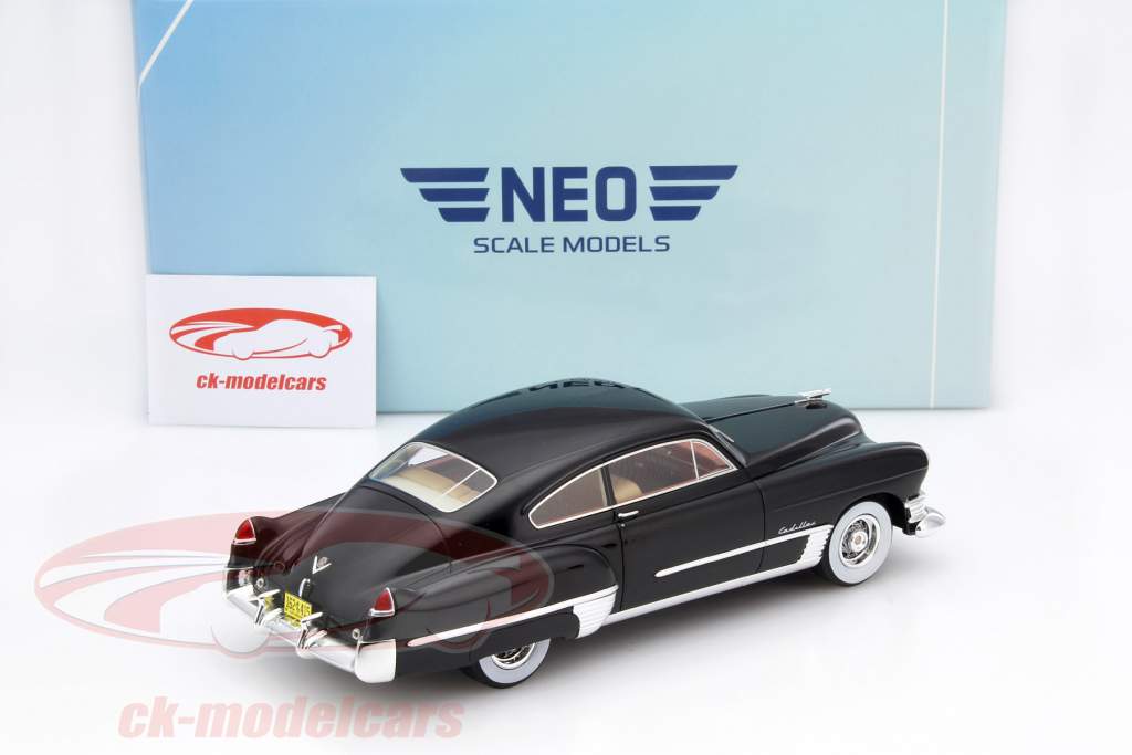Cadillac Serie 62 Club Coupe año 1949 negro 1:24 Neo