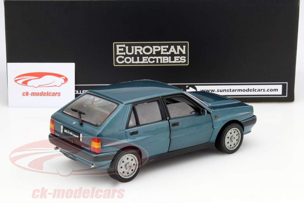 Lancia Delta HF Integrale 16V jaar 1989 blauw 1:18 Sunstar