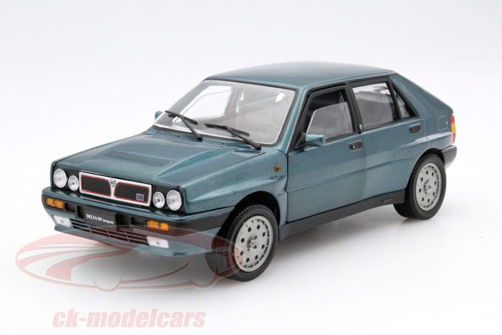 Lancia Delta HF Integrale 16V jaar 1989 blauw 1:18 Sunstar