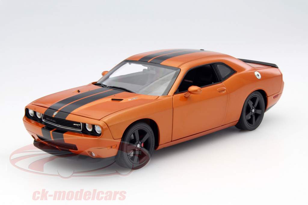 Dodge Challenger SRT8 år 2010 appelsin / sort 1:18 GMP