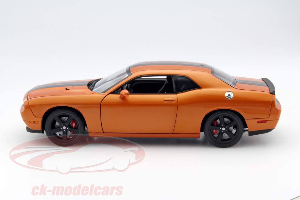 Dodge Challenger SRT8 år 2010 appelsin / sort 1:18 GMP