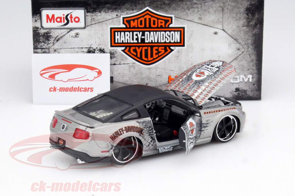 Ford Mustang GT année 2011 argent / noir Harley Davidson 1:24 Maisto