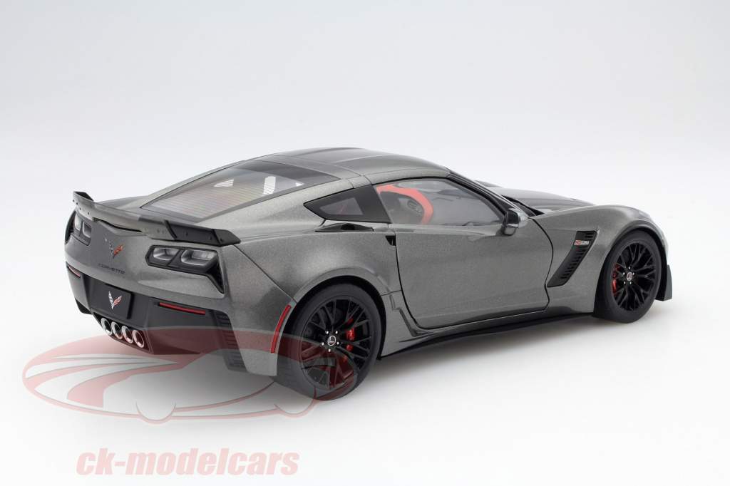 Chevrolet Corvette C7 Z06 año 2014 plata oscura 1:18 AUTOart