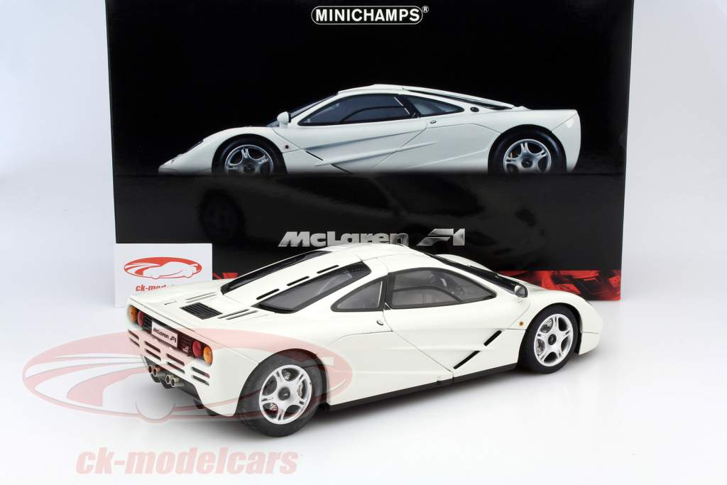 McLaren F1 roadcar jaar 1994 wit / wit 1:12 Minichamps