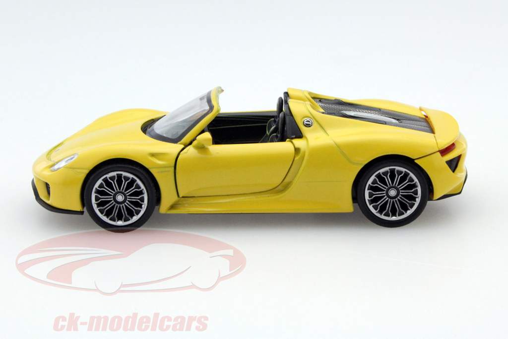 Porsche 918 Spyder Pullback giallo 1:32 Welly