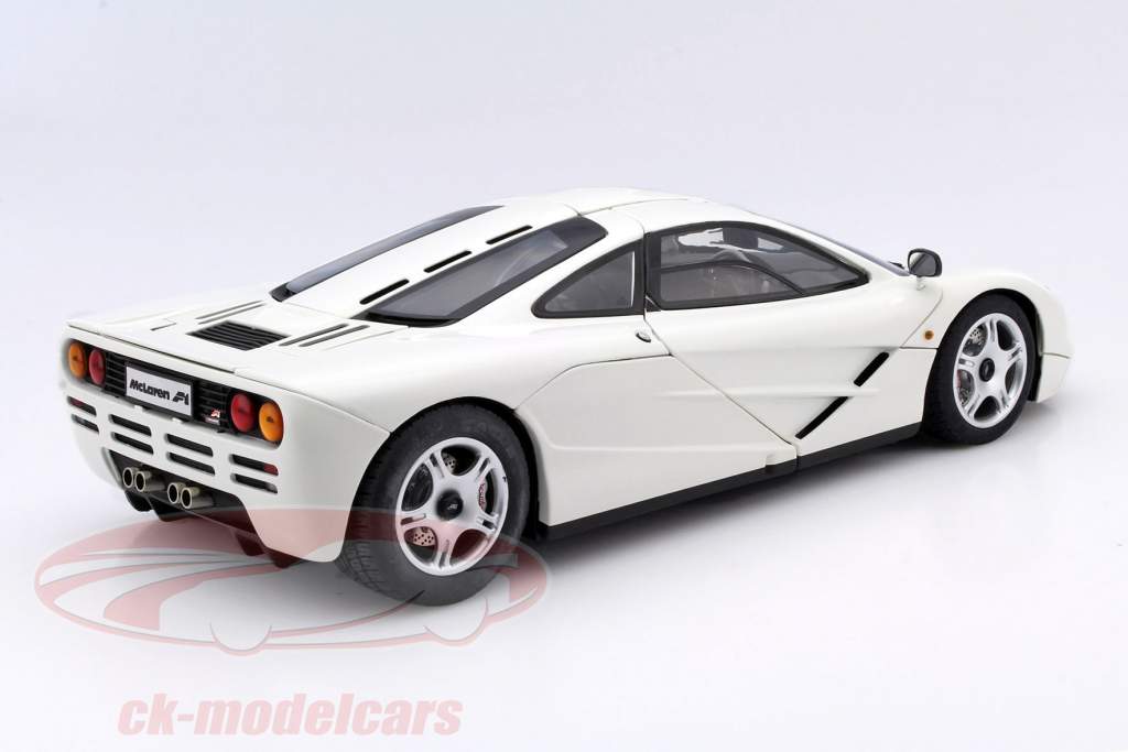 McLaren F1 roadcar jaar 1994 wit / wit 1:12 Minichamps