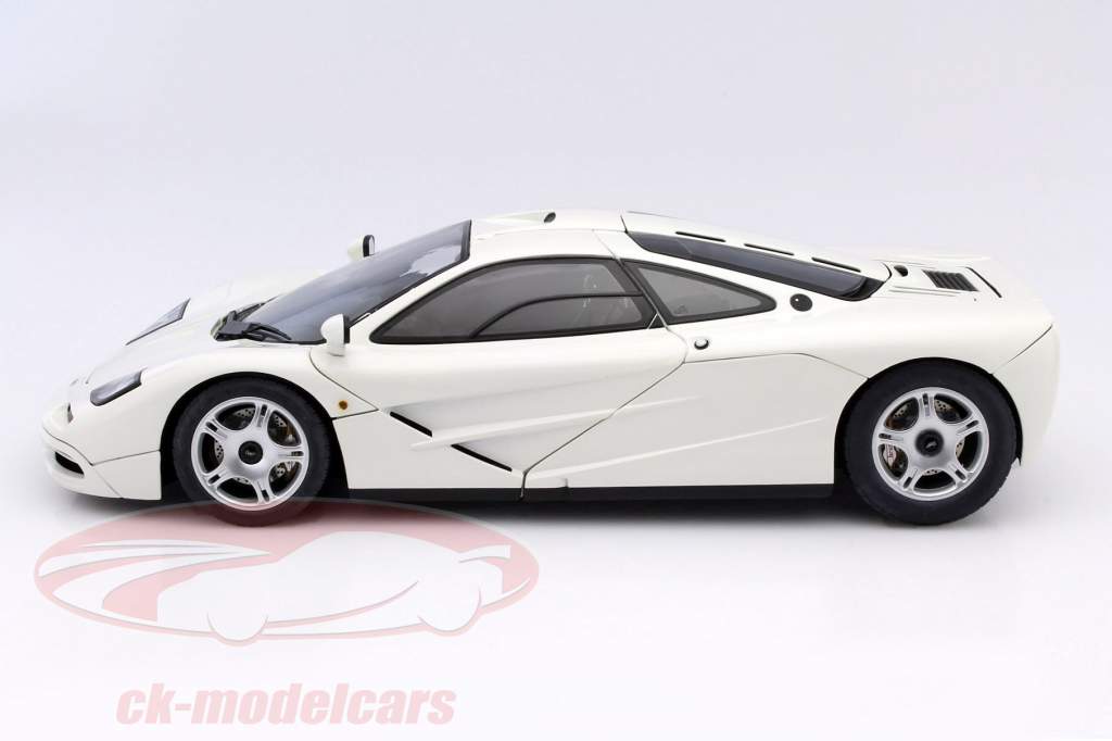 McLaren F1 Roadcar 1994 white 1:12 Minichamps
