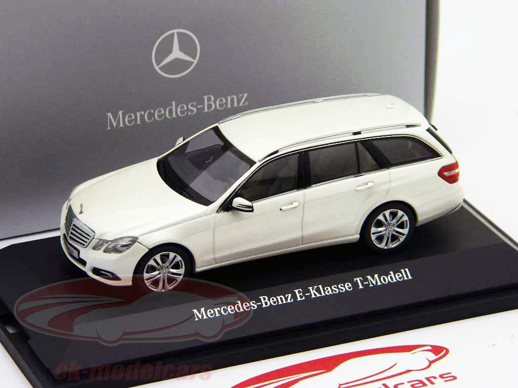 梅赛德斯 - 奔驰E级旅行车钻石白/钻石白旭格1:43