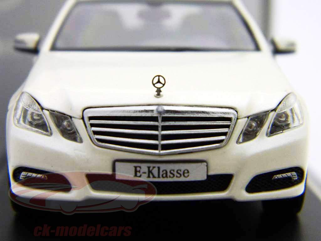 梅赛德斯 - 奔驰E级旅行车钻石白/钻石白旭格1:43
