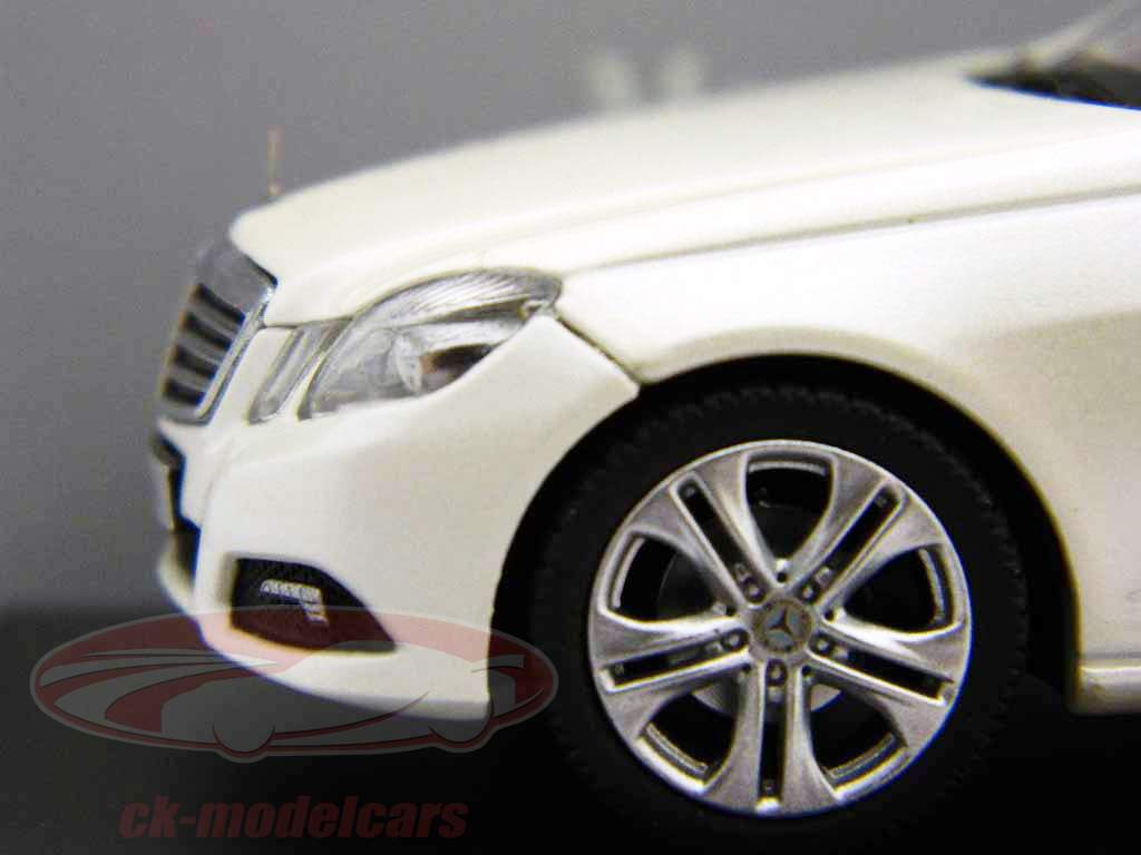 梅赛德斯 - 奔驰E级旅行车钻石白/钻石白旭格1:43