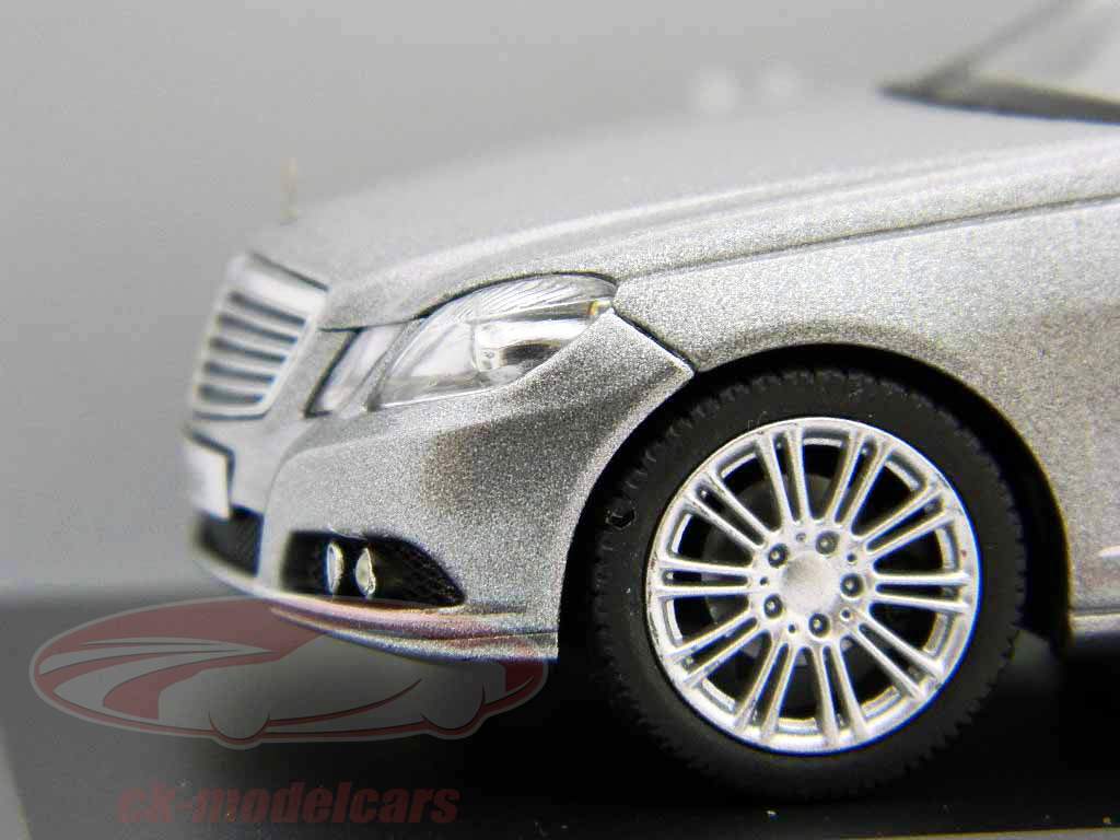 梅赛德斯 - 奔驰E级旅行车钯银/钯银旭格1:43