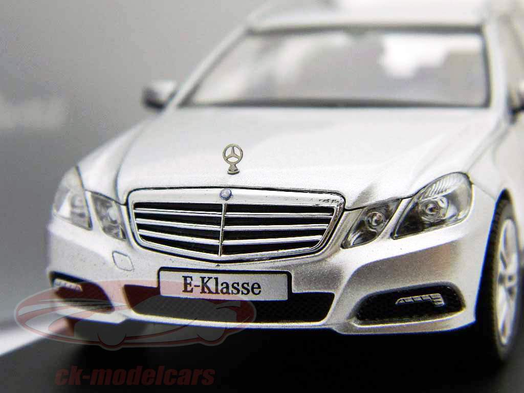 Mercedes-Benz Classe E break argent iridium 1:43 Schuco