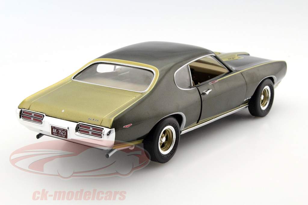 Pontiac GTO Royal Bobcat Edition año 1969 verde metálico 1:18 autoworld