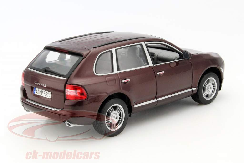 Porsche Cayenne S dunkelrot metallic 1:18 Maisto