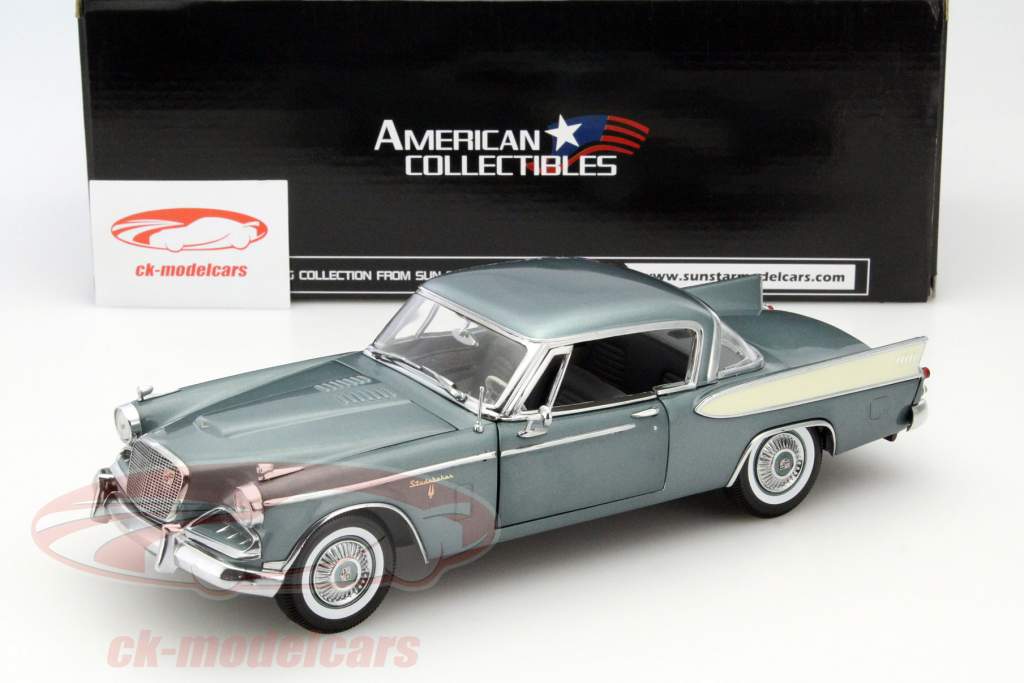 Studebaker Golden Hawk jaar 1957 blauw / wit 1:18 SunStar