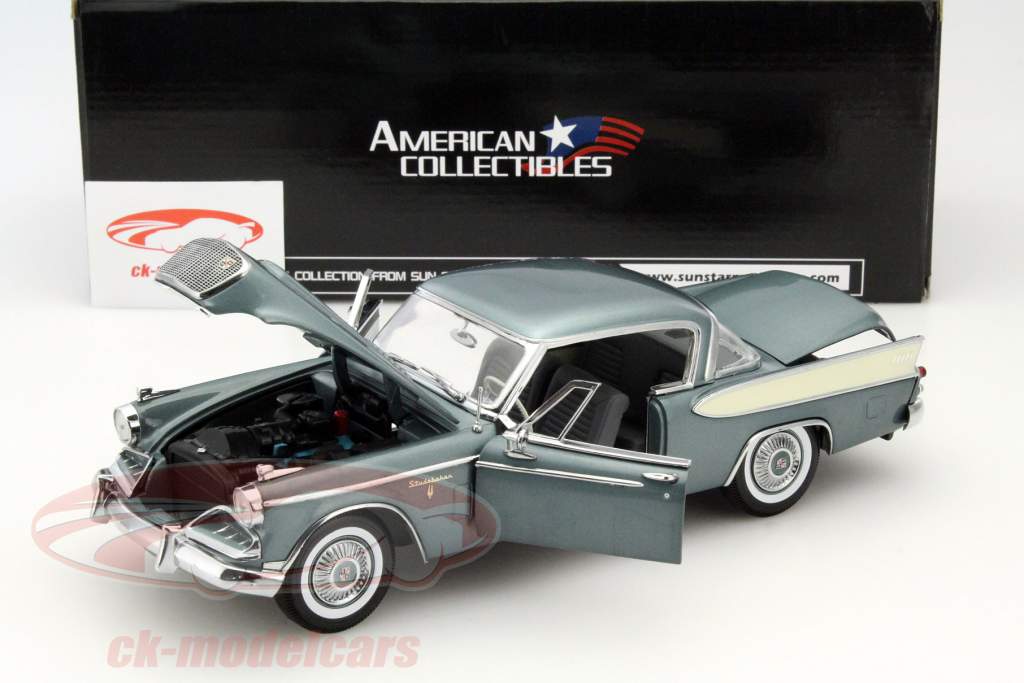 Studebaker Golden Hawk anno 1957 blu / bianco 1:18 SunStar