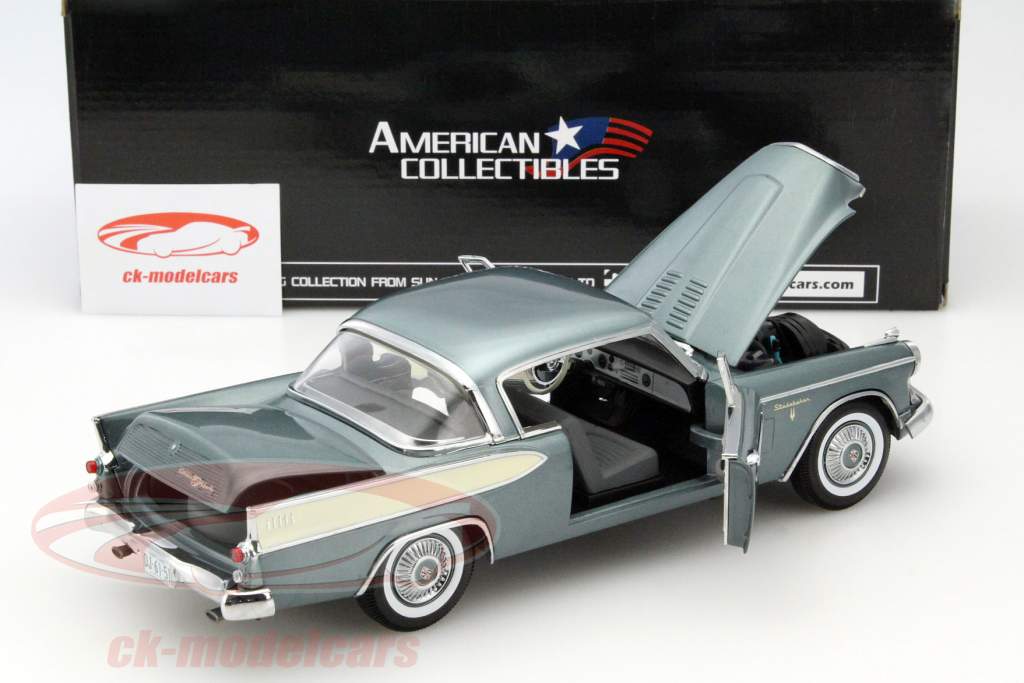 Studebaker Golden Hawk anno 1957 blu / bianco 1:18 SunStar