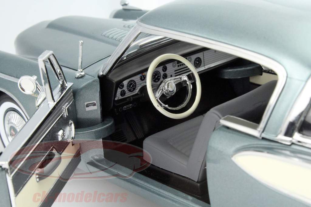 Studebaker Golden Hawk anno 1957 blu / bianco 1:18 SunStar
