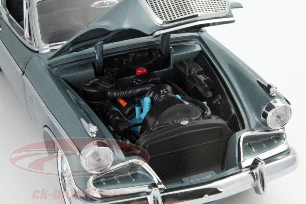 Studebaker Golden Hawk jaar 1957 blauw / wit 1:18 SunStar