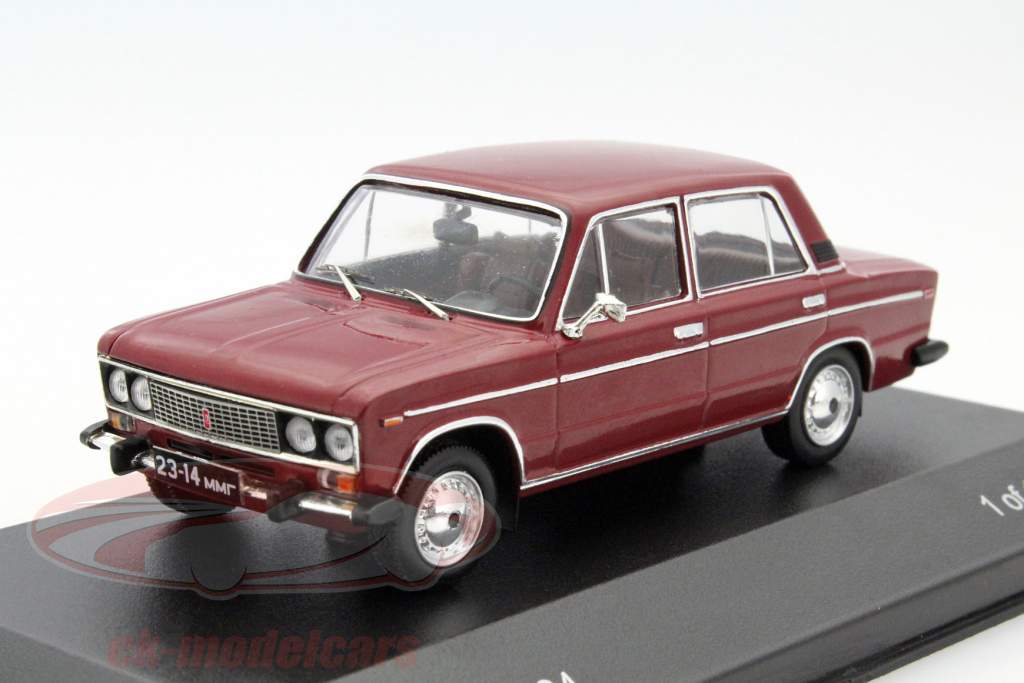 Lada VAZ 2106 jaar 1984 purper 1:43 WhiteBox