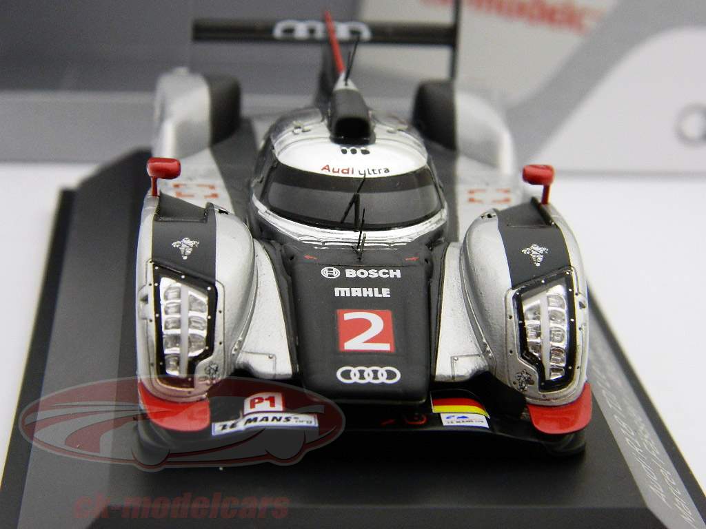 奥迪R18 TDI＃2飞斯乐，Lotterer，Treluyer得主24小时勒芒2011 1:43星火