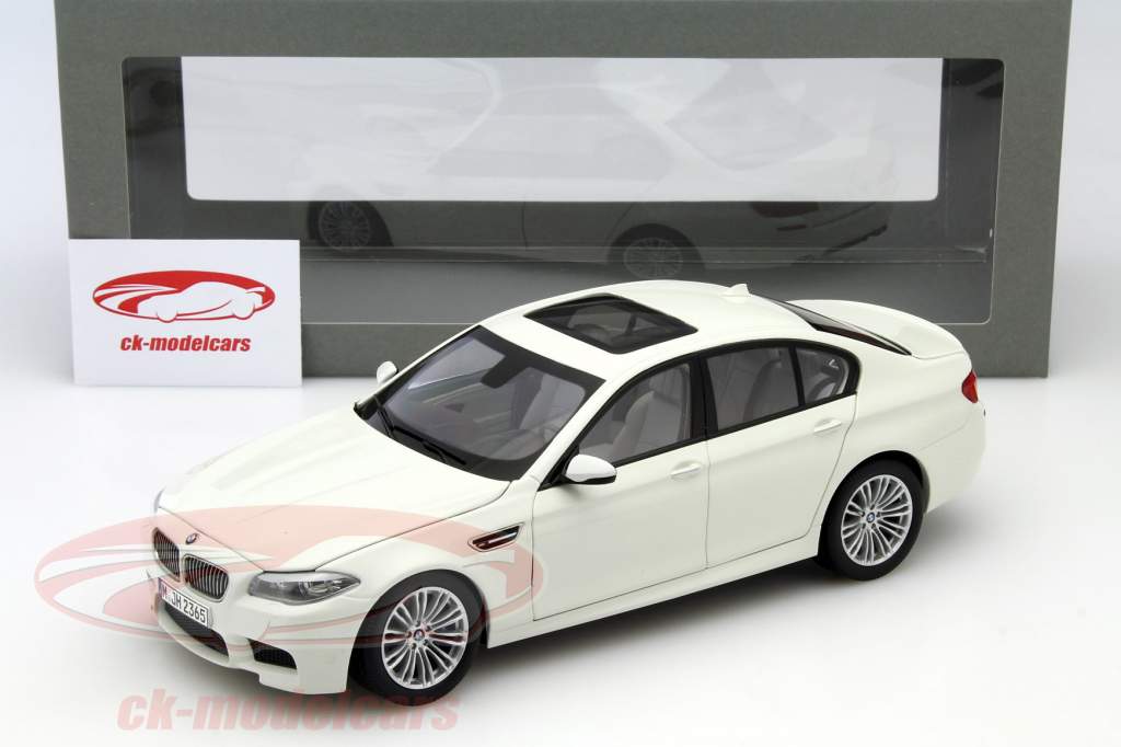BMW M5 jaar 2011 wit 1:18 Paragon Models
