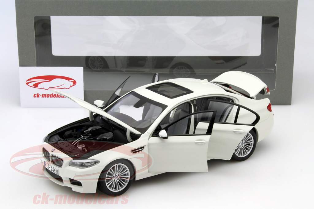 BMW M5 jaar 2011 wit 1:18 Paragon Models